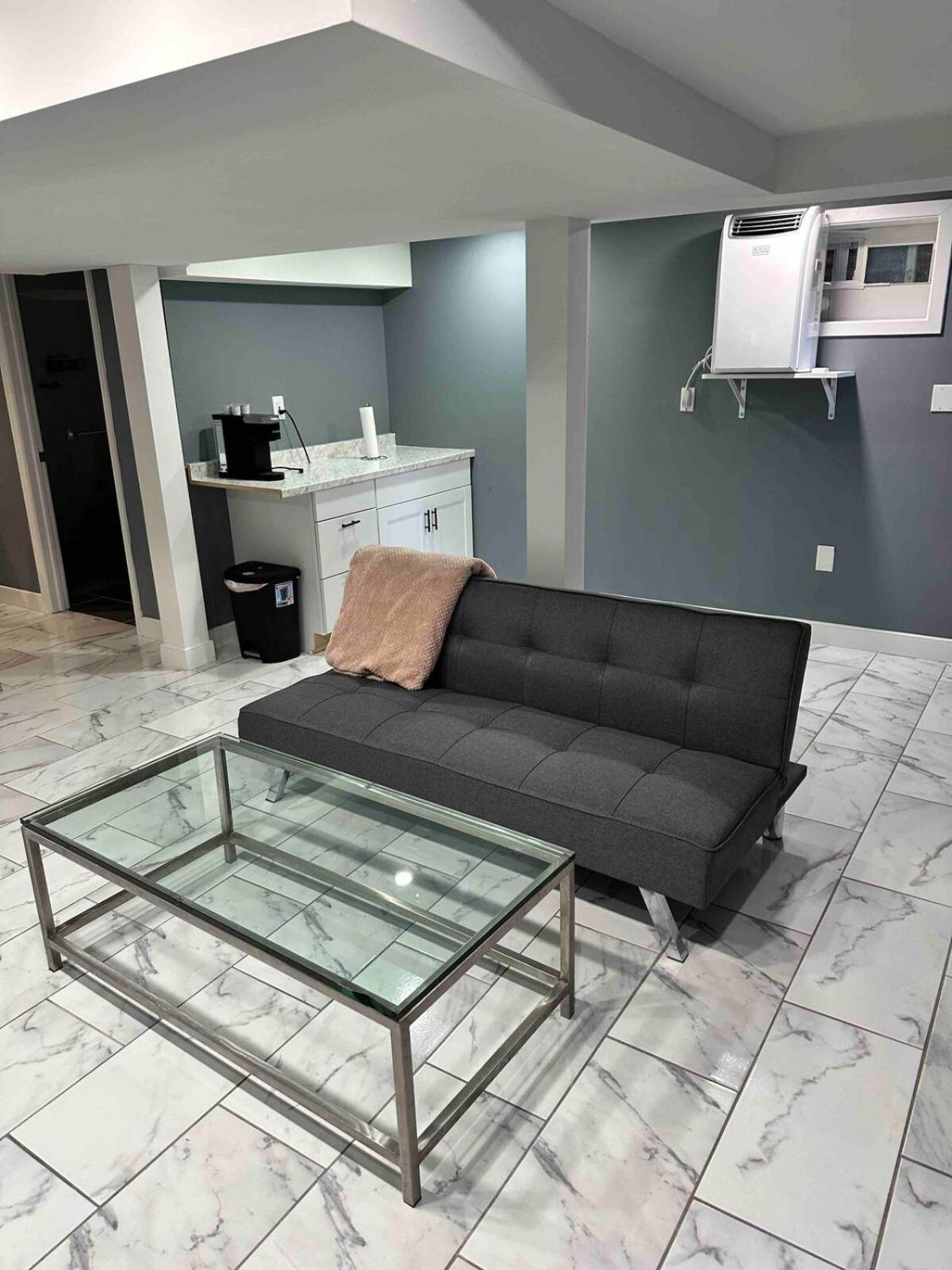 Lovely Basement 1-bedroom With Free Parking Appartement *